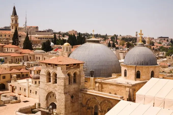 Tetti e cupole di una città del Medio Oriente