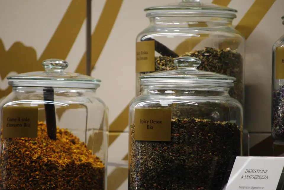 I vasi di Yoga Chai Bio nella boutique Speziale